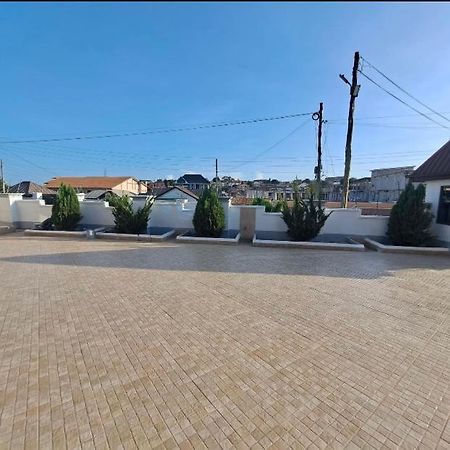 Baffour Apartments Adiebaba Bagian luar foto