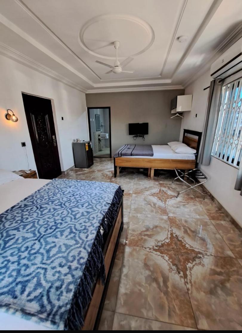 Baffour Apartments Adiebaba Bagian luar foto